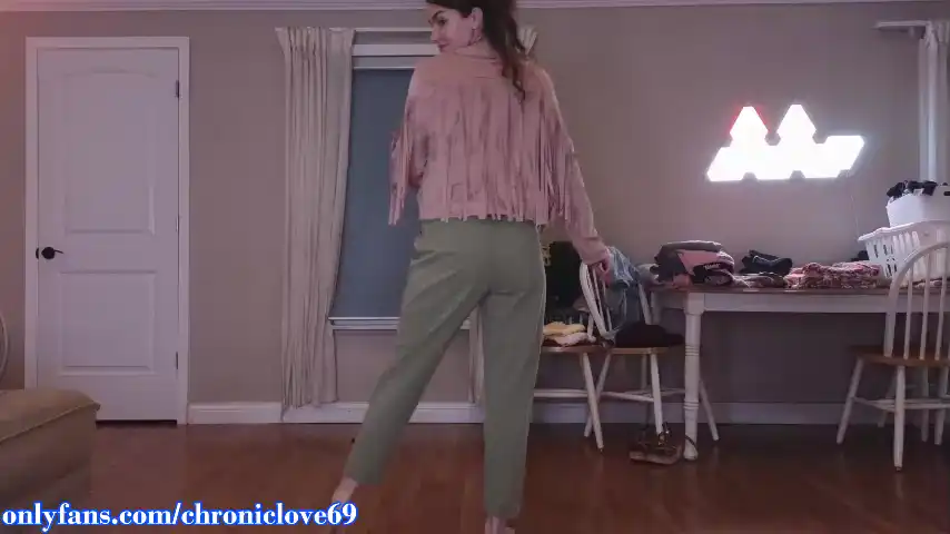 Chroniclove – [Chaturbate] Domi Hidden Caught On Webcam – 2025-02-25 05:28:24